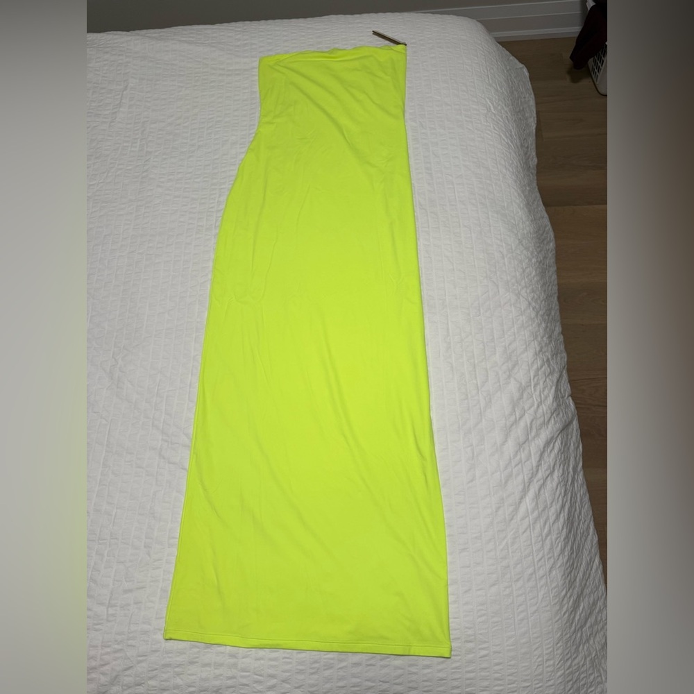 Skims fits everybody tube dress in green highlighter - Picture 3 of 6